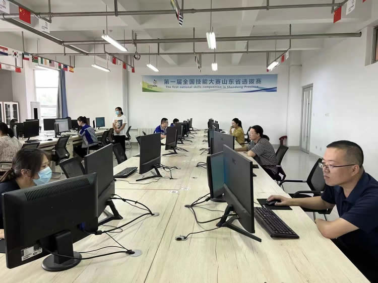 参加职业技能赛的选手在机房考试
